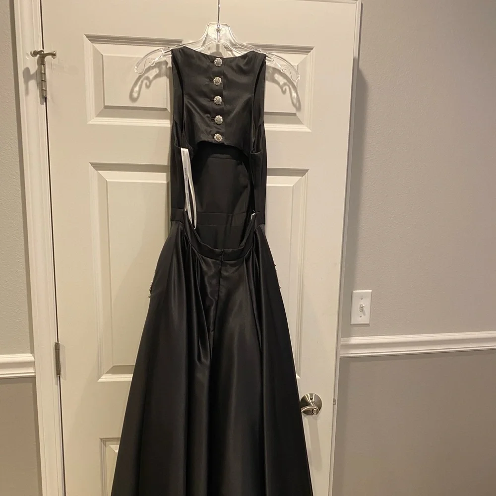 Sherri Hill Prom Dress. - Picture 2 of 5